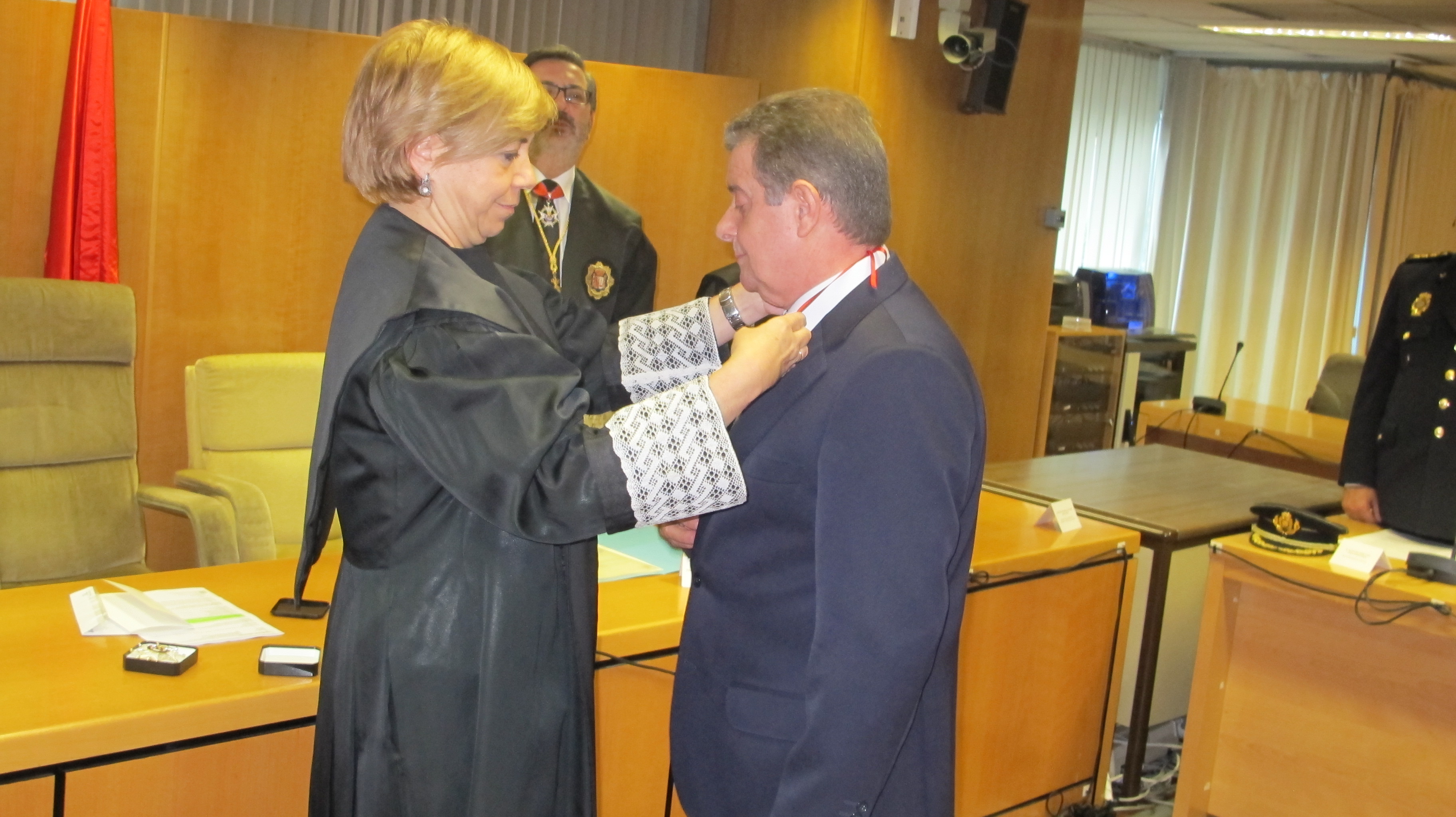 La Presidenta de la Audiencia Provincial de Madrid, Ana Ferrer, impone la Cruz de San Raimundo de Peñafort a Emilio Alcázar